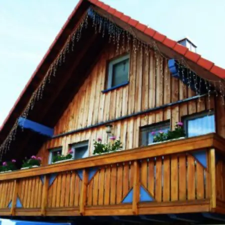 Im Holzhaus شقة